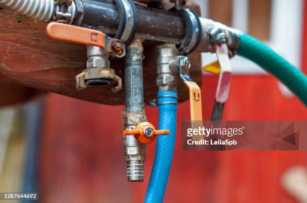well water taps and hoses - poço - fotografias e filmes do acervo