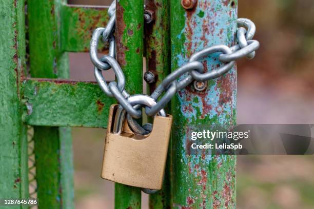 lock on a steel chain, close-up photo - farm metal gate stock pictures, royalty-free photos & images