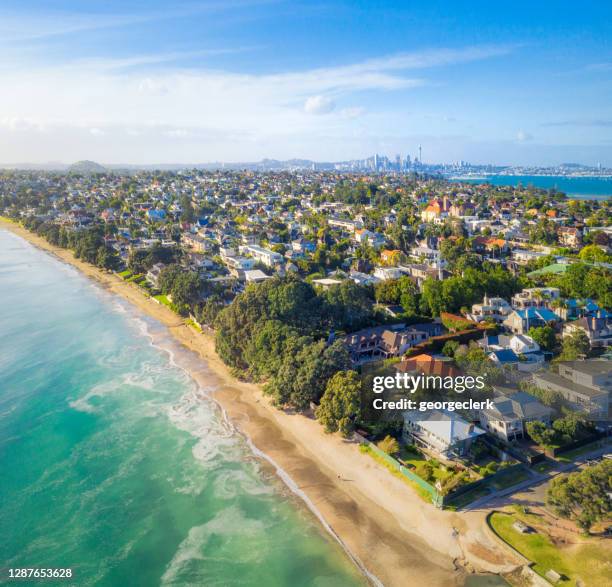 strandeigenschappen in auckland - auckland skyline stockfoto's en -beelden