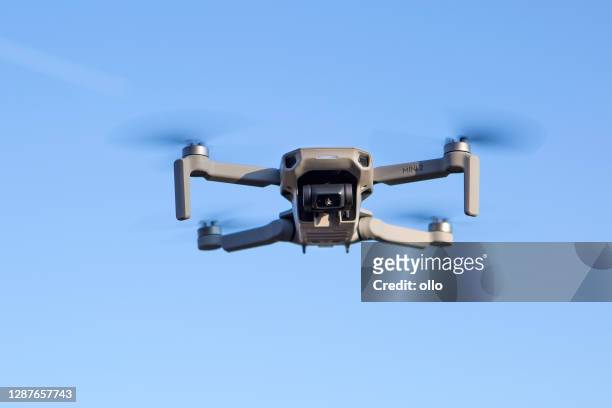dji mini 2 quadricottero - ripresa di drone foto e immagini stock