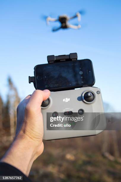 dji mini 2 quadrocopter and controller - drone joystick stock pictures, royalty-free photos & images