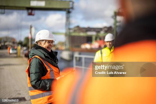 senior manager having meeting with team at large commercial dock - selective focus stock-fotos und bilder