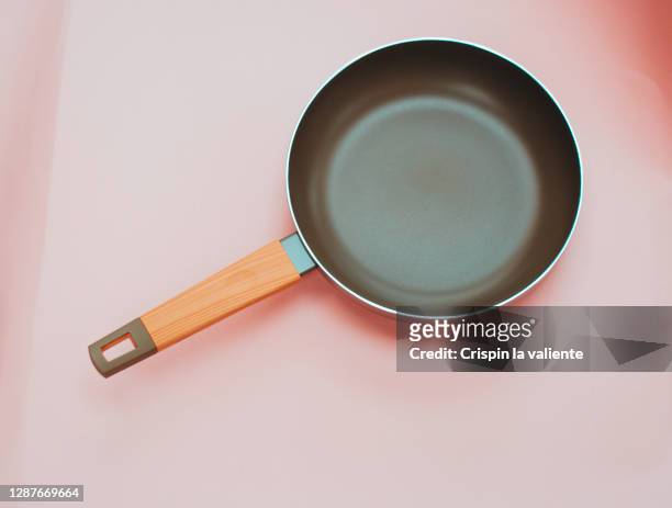 empty frying pan isolated - handle - fotografias e filmes do acervo