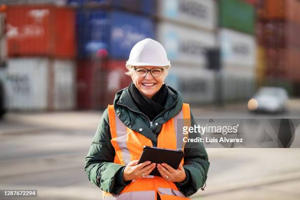 senior engineer at container warehouse - industrial portrait stockfoto's en -beelden