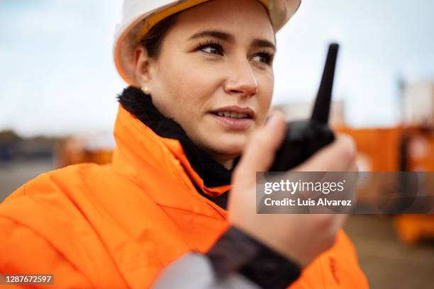 foreman talking over walkie talkie in plant - walkie talkie imagens e fotografias de stock