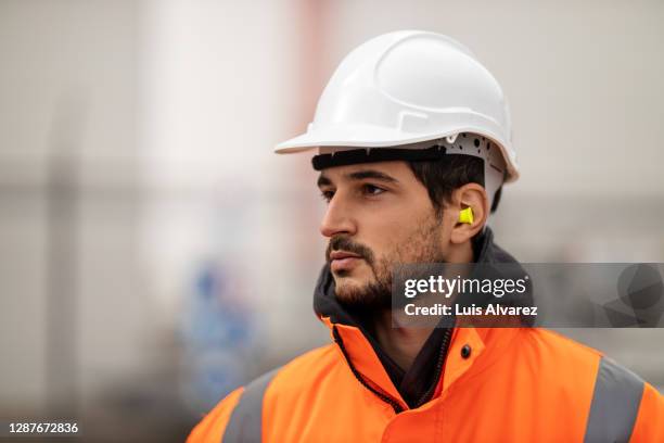 worker working at commercial dock - protective workwear for manual worker stockfoto's en -beelden