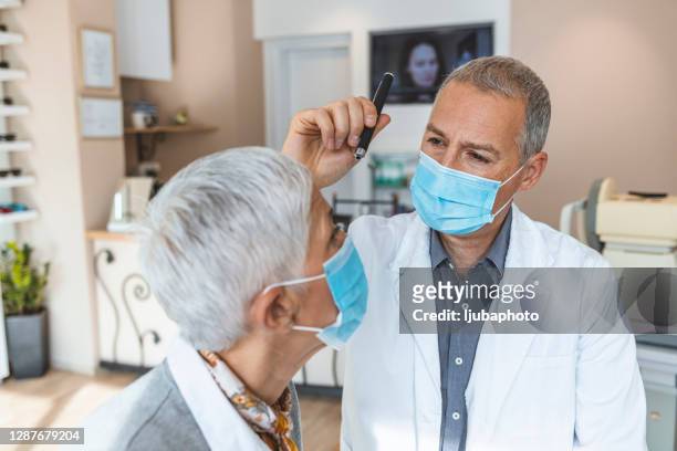 optometrista con paciente - ophthalmologist fotografías e imágenes de stock
