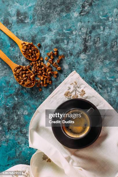 plat lay coffee americano - americano photos et images de collection