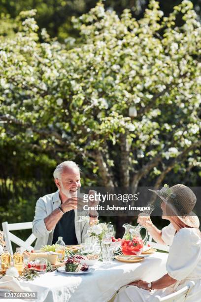 couple having meal in garden - coffee break party stockfoto's en -beelden