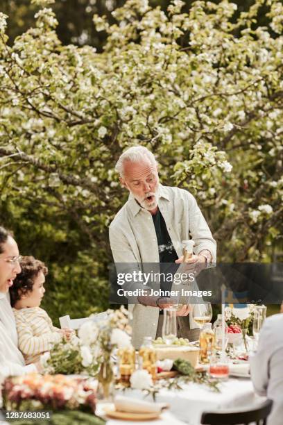 family having meal in garden - coffee break party stockfoto's en -beelden