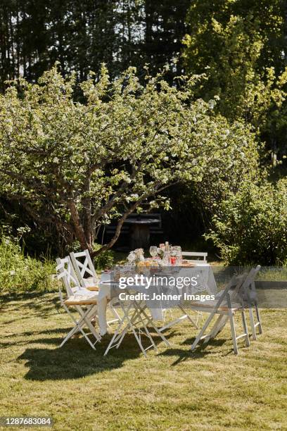 table set in garden - coffee break party stock-fotos und bilder