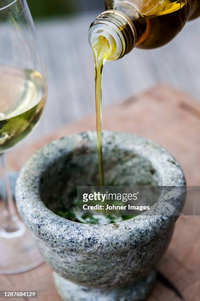pouring olive oil into mortar - marine photos et images de collection