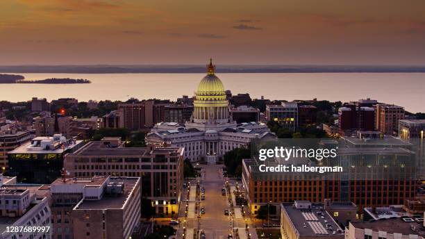 blick vom drohnenflug über madison, wisconsin bei sonnenuntergang - v wisconsin stock-fotos und bilder