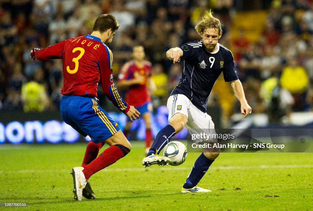 11/10/11 EUROPEAN CHAMPIONSHIP QUALIFIER .SPAIN v SCOTLAND (3-1) .ESTADIO JOSE RICO PEREZ - ALICANTE .Spain's Craig Mackail-Smith (right) is kept in check by Gerard Pique.