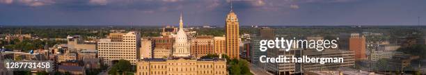 サンセットのミシガン州議会議事堂 - 空中パノラマ - michigan state capitol ストックフォトと画像