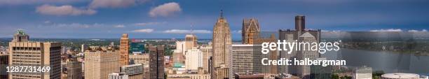 bürogebäude in detroit, michigan - luftpanorama - detroit skyline stock-fotos und bilder