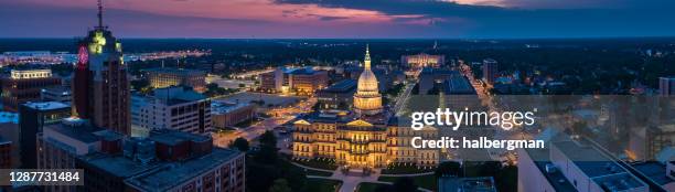 panorama aéreo de lansing, michigan em crepúsculo - michigan - fotografias e filmes do acervo