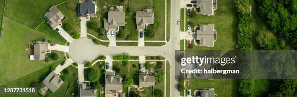 suburban cul de san in ohio - top down aerial shot - cul de sac stock pictures, royalty-free photos & images