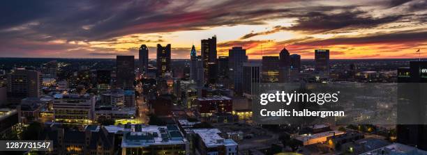 pôr do sol ardente atrás de columbus, ohio - panorama aéreo - ohio statehouse - fotografias e filmes do acervo