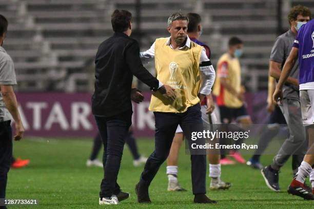 Lucas Pusineri head coach of Independiente greets Juan Ramón Carrasco head coach of Fenix after a round of sixteen first leg match between Fenix and...