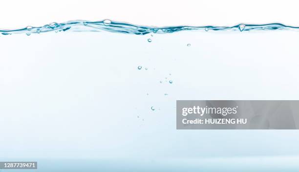 water wave, transparent surface with bubbles - wasseroberfläche stock-fotos und bilder