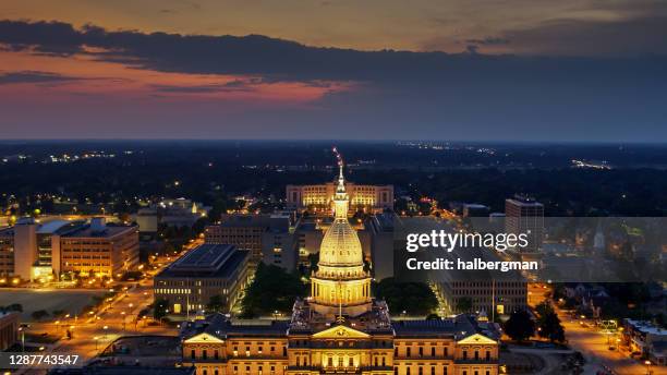 cúpula iluminada do capitólio do estado com paisagem de michigan além - lansing - fotografias e filmes do acervo