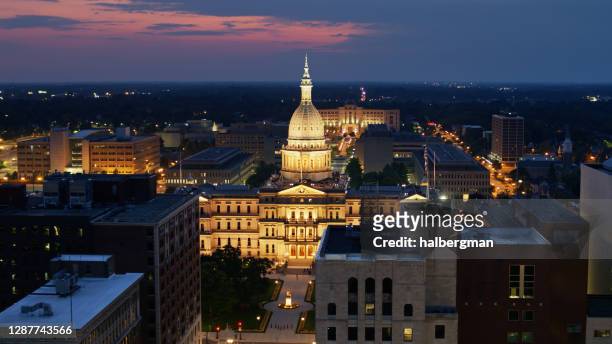 ミシガン州議会議事堂 アット ナイト - エアリアル - michigan state capitol ストックフォトと画像