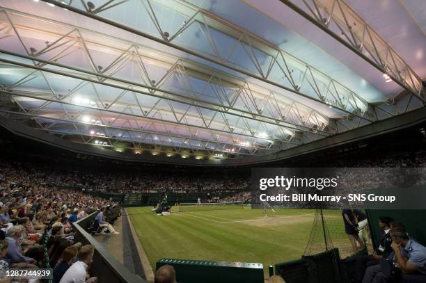 Jerzy JANOWICZ v Andy MURRAY .WIMBLEDON - LONDON.The roof is closed over Centre Court as the match plays into the night