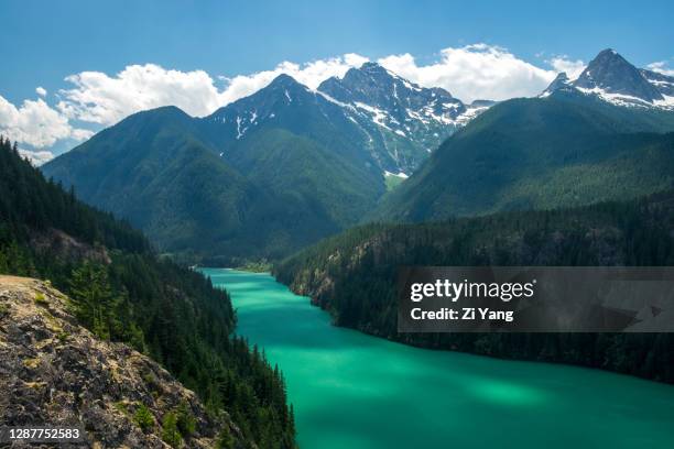 turquoise green water of diablo lake in washington’s north cascades national park - diablo lake - fotografias e filmes do acervo