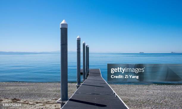 boat ramp and dock pilings at point roberts marina in washington - mere point boat launch stockfoto's en -beelden