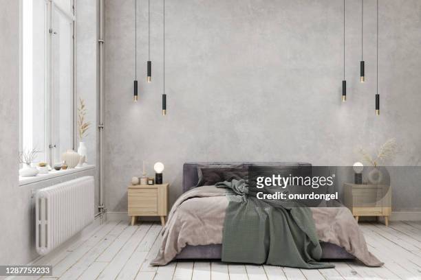 het binnenland van de slaapkamer met groene deken op het bed, hanglampen, parketvloer en grijze achtergrond van de kleurenmuur - slaapkamer stockfoto's en -beelden