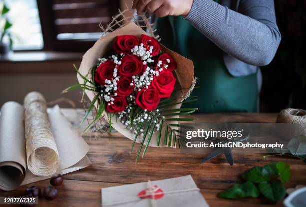 florist arrange red rose flowers - close up of flower bouquet stock pictures, royalty-free photos & images