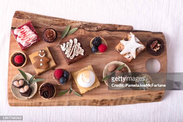 weihnachten dessert board mit vegan, glutenfrei, bio-süßigkeiten - buffet fond stock-fotos und bilder