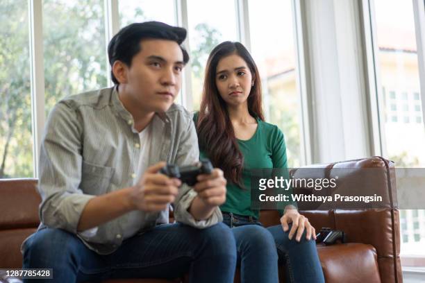 men playing games ignore his girlfriend - bored girlfriend stock pictures, royalty-free photos & images