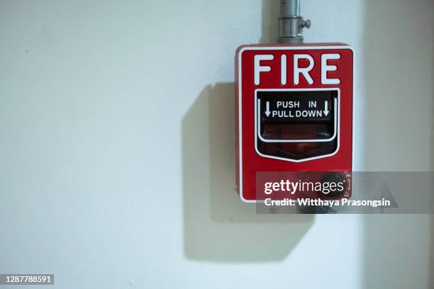 fire alarm signal on brick wall - fire sprinkler stockfoto's en -beelden