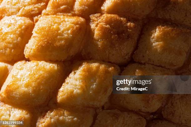 baked puff pastry macrophotography - bread texture stockfoto's en -beelden