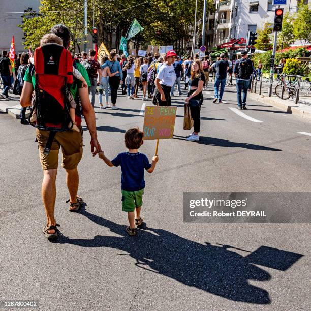 Enfant tenant la main de son père et portant une pancarte "Je peux compter sur vous ?" lors de la grève mondiale pour le climat qui a réuni environ...
