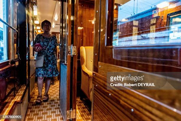 Femme dans le couloir d'une voiture du train de luxe "L'Orient Express" en gare de Lyon-Perrache lors des journées du patrimoine, le 22 septembre...