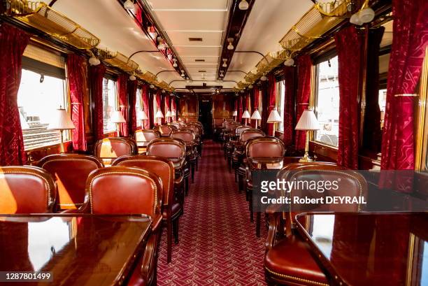 Salon "Pullman" décoré, de style Art Déco dans une voiture du train de luxe "L'Orient Express" en gare de Lyon-Perrache lors des journées du...