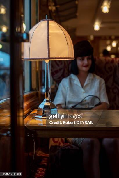 Jeune femme assise dans la voiture restaurant du train de luxe "L'Orient Express" en gare de Lyon-Perrache lors des journées du patrimoine, le 22...
