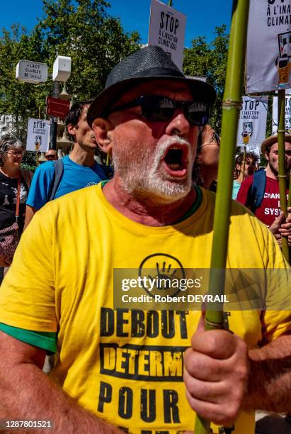 Suite à l'appel des organisations Attack, Action Cop 21, Alternatiba, plusieurs centaines de personnes ont accompagné jusqu'au Palais de Justice les...