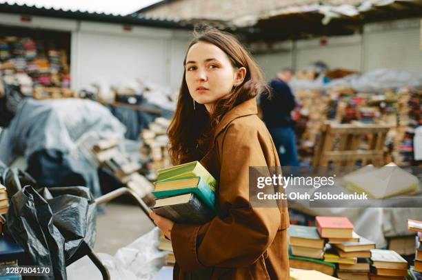 frau kauft bücher auf vintage-buchmarkt - archive library stock-fotos und bilder