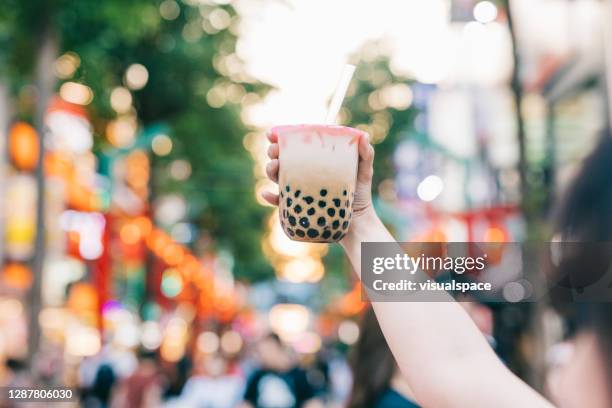 hand die bellenthee houdt - taiwanese ethnicity stockfoto's en -beelden
