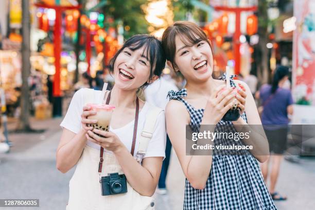 gelukkige aziatische vrouwen met bellenthee - taiwanese ethnicity stockfoto's en -beelden