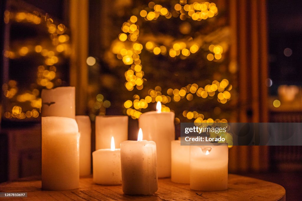 De decoratie van Kerstmis in kersthuis