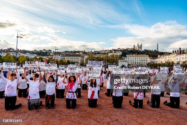 Pour rendre hommage aux victimes de féminicides et exiger des actions de la part du gouvernement 129 femmes se sont rassemblées vêtues de blanc,...