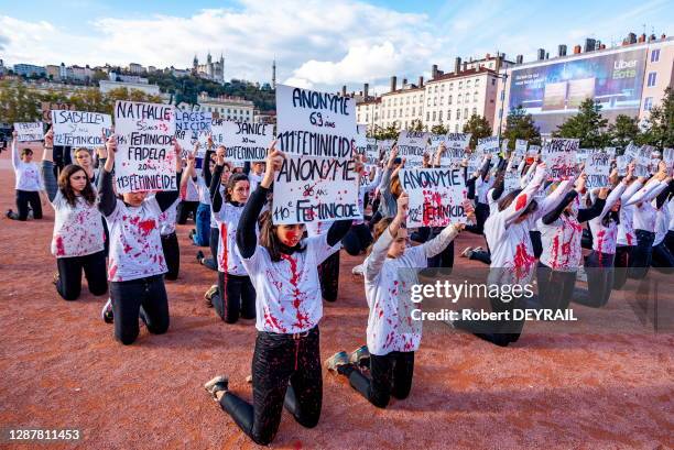 Pour rendre hommage aux victimes de féminicides et exiger des actions de la part du gouvernement 129 femmes se sont rassemblées vêtues de blanc,...