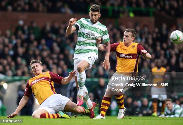 V MOTHERWELL.CELTIC PARK - GLASGOW.Celtic's Charlie Mulgrew is closed down by Motherwell duo Shaun Hutchinson and Steven Hammell