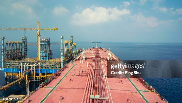 the tanker docked at the sea terminal - gulf countries fotografías e imágenes de stock