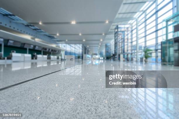 defocused modern airport hallway - empty building lobby stock pictures, royalty-free photos & images